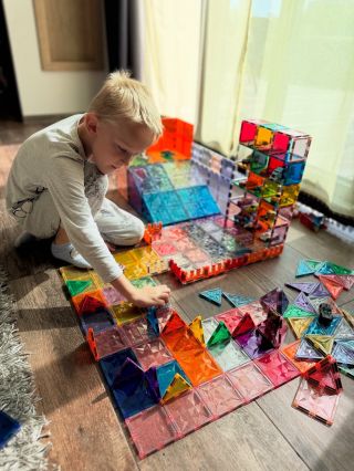 „Kdo postaví rychlejší dráhu?“ Naše magnetická stavebnice se v rukou dětí proměnila v závodní okruh. 🚗💨 Autíčka svištěla...