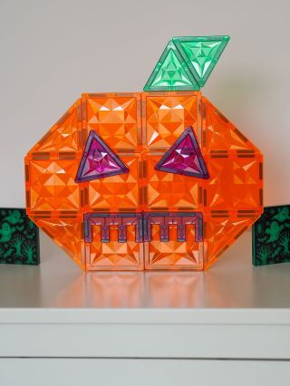 Naše dýně září a kolem ní tančí fosforeskující magnetky 🪄✨ Halloween ve stylu Swannie – hravý, světélkující a plný...